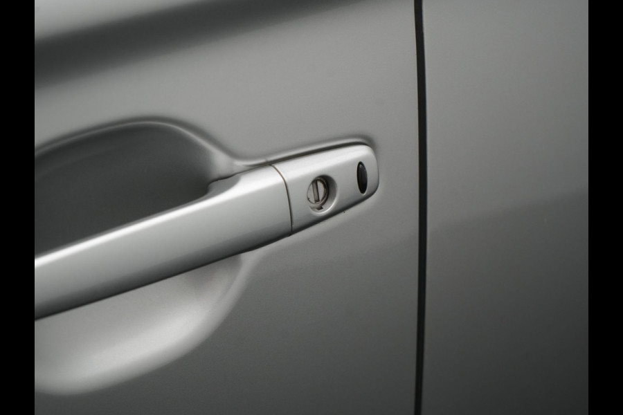 Mitsubishi Outlander 2.4 Intense+ Plug In Hybrid 225pk Dealer O.H. PHEV | Trekhaak Afneembaar | Schuif-/Kanteldak | Camera | Sportstoelen & Stuur Verwarmd | LED Koplampen | Keyless | Apple Carplay | Blis | DAB |