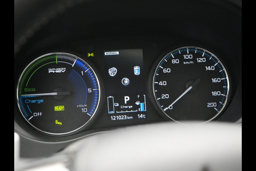 Mitsubishi Outlander 2.4 Intense+ Plug In Hybrid 225pk Dealer O.H. PHEV | Trekhaak Afneembaar | Schuif-/Kanteldak | Camera | Sportstoelen & Stuur Verwarmd | LED Koplampen | Keyless | Apple Carplay | Blis | DAB |