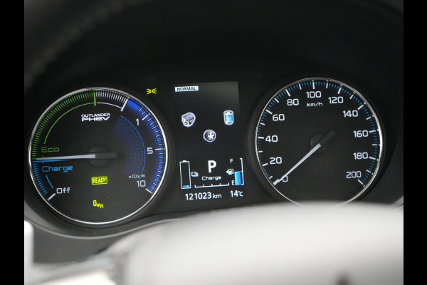 Mitsubishi Outlander 2.4 Intense+ Plug In Hybrid 225pk Dealer O.H. PHEV | Trekhaak Afneembaar | Schuif-/Kanteldak | Camera | Sportstoelen & Stuur Verwarmd | LED Koplampen | Keyless | Apple Carplay | Blis | DAB |