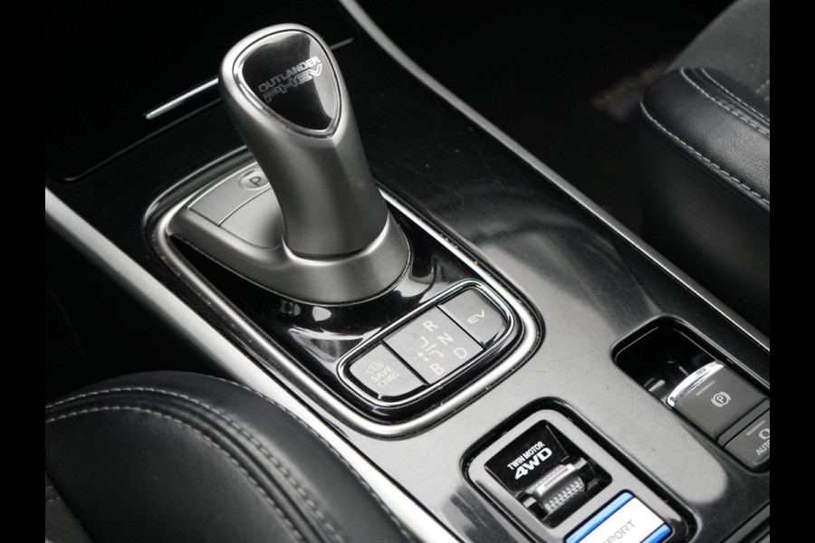 Mitsubishi Outlander 2.4 Intense+ Plug In Hybrid 225pk Dealer O.H. PHEV | Trekhaak Afneembaar | Schuif-/Kanteldak | Camera | Sportstoelen & Stuur Verwarmd | LED Koplampen | Keyless | Apple Carplay | Blis | DAB |