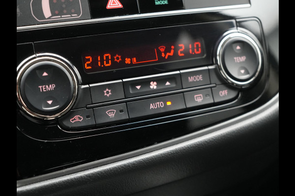 Mitsubishi Outlander 2.4 Intense+ Plug In Hybrid 225pk Dealer O.H. PHEV | Trekhaak Afneembaar | Schuif-/Kanteldak | Camera | Sportstoelen & Stuur Verwarmd | LED Koplampen | Keyless | Apple Carplay | Blis | DAB |