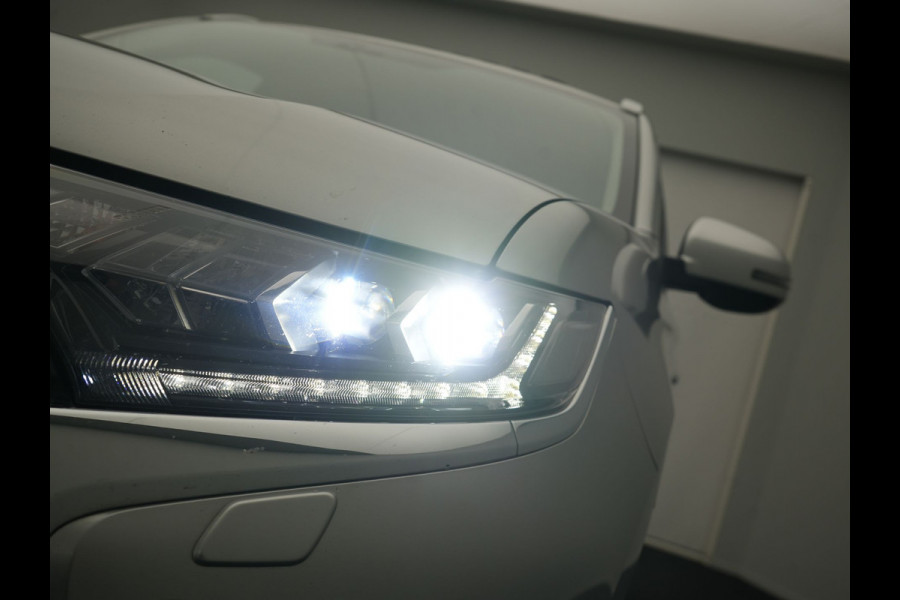 Mitsubishi Outlander 2.4 Intense+ Plug In Hybrid 225pk Dealer O.H. PHEV | Trekhaak Afneembaar | Schuif-/Kanteldak | Camera | Sportstoelen & Stuur Verwarmd | LED Koplampen | Keyless | Apple Carplay | Blis | DAB |