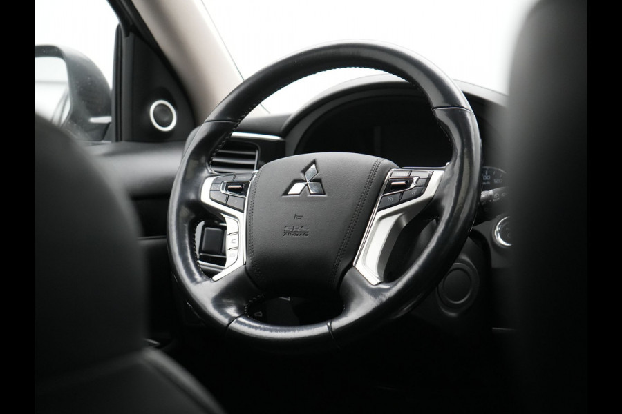 Mitsubishi Outlander 2.4 Intense+ Plug In Hybrid 225pk Dealer O.H. PHEV | Trekhaak Afneembaar | Schuif-/Kanteldak | Camera | Sportstoelen & Stuur Verwarmd | LED Koplampen | Keyless | Apple Carplay | Blis | DAB |
