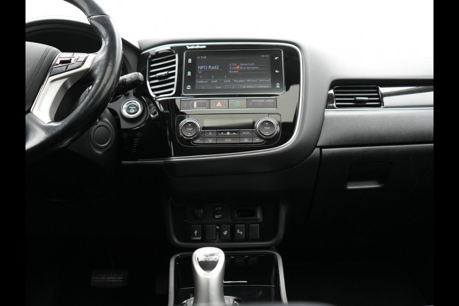 Mitsubishi Outlander 2.4 Intense+ Plug In Hybrid 225pk Dealer O.H. PHEV | Trekhaak Afneembaar | Schuif-/Kanteldak | Camera | Sportstoelen & Stuur Verwarmd | LED Koplampen | Keyless | Apple Carplay | Blis | DAB |