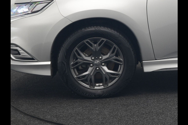 Mitsubishi Outlander 2.4 Intense+ Plug In Hybrid 225pk Dealer O.H. PHEV | Trekhaak Afneembaar | Schuif-/Kanteldak | Camera | Sportstoelen & Stuur Verwarmd | LED Koplampen | Keyless | Apple Carplay | Blis | DAB |