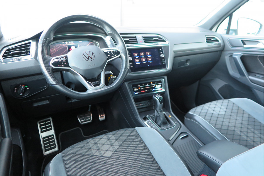 Volkswagen Tiguan 1.5 TSI 150pk DSG 2xR-Line Virtual Cockpit , Trekhaak, Camera , Navi , DAB+ , Carplay , Led verlichting etc.