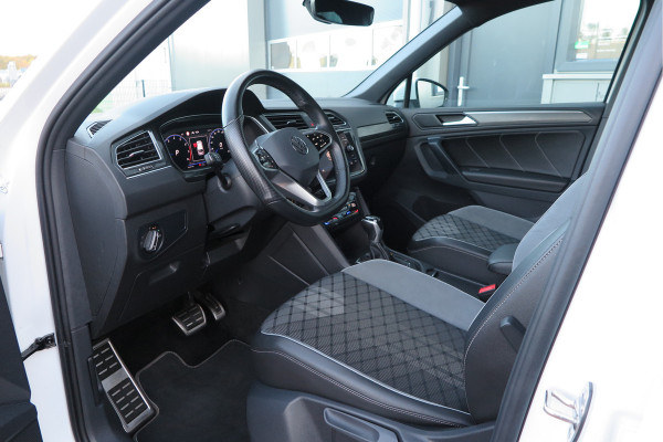 Volkswagen Tiguan 1.5 TSI 150pk DSG 2xR-Line Virtual Cockpit , Trekhaak, Camera , Navi , DAB+ , Carplay , Led verlichting etc.