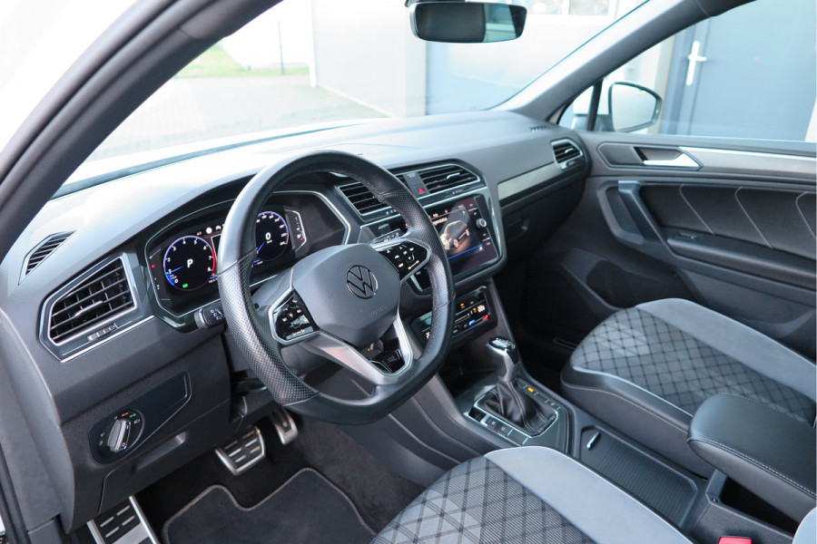Volkswagen Tiguan 1.5 TSI 150pk DSG 2xR-Line Virtual Cockpit , Trekhaak, Camera , Navi , DAB+ , Carplay , Led verlichting etc.