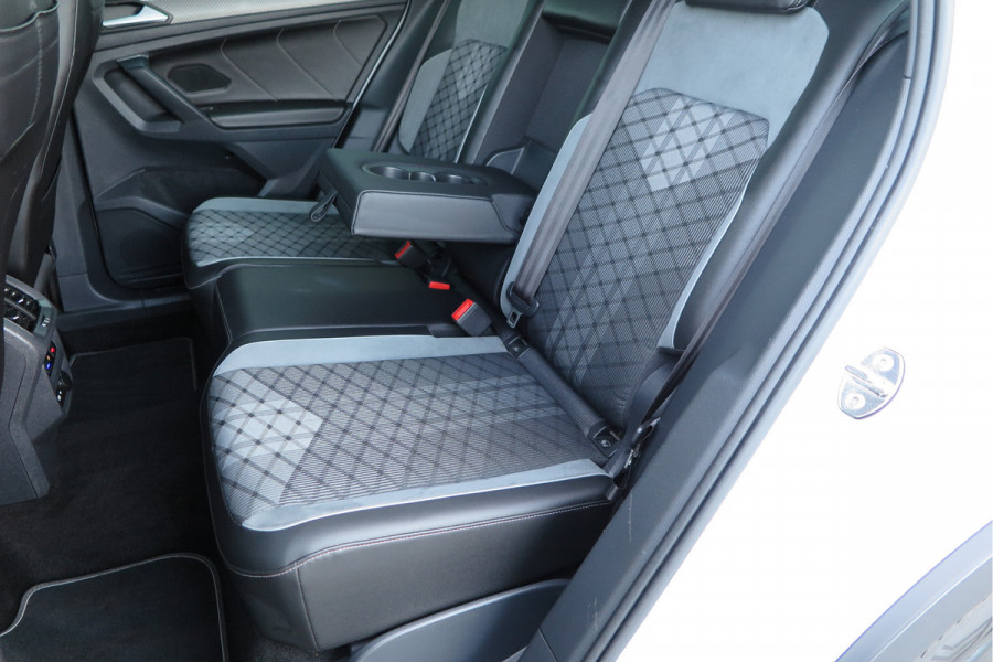 Volkswagen Tiguan 1.5 TSI 150pk DSG 2xR-Line Virtual Cockpit , Trekhaak, Camera , Navi , DAB+ , Carplay , Led verlichting etc.