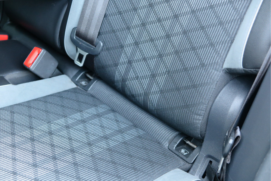 Volkswagen Tiguan 1.5 TSI 150pk DSG 2xR-Line Virtual Cockpit , Trekhaak, Camera , Navi , DAB+ , Carplay , Led verlichting etc.