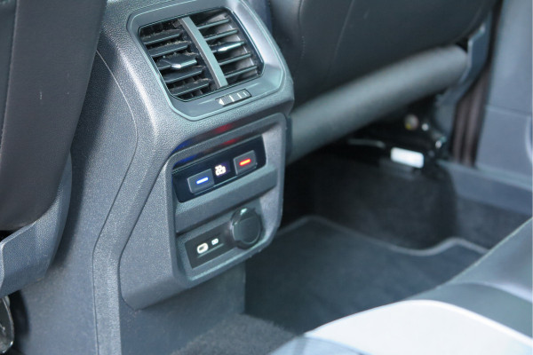 Volkswagen Tiguan 1.5 TSI 150pk DSG 2xR-Line Virtual Cockpit , Trekhaak, Camera , Navi , DAB+ , Carplay , Led verlichting etc.