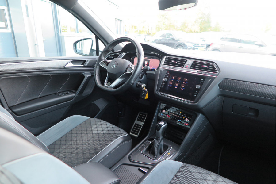 Volkswagen Tiguan 1.5 TSI 150pk DSG 2xR-Line Virtual Cockpit , Trekhaak, Camera , Navi , DAB+ , Carplay , Led verlichting etc.