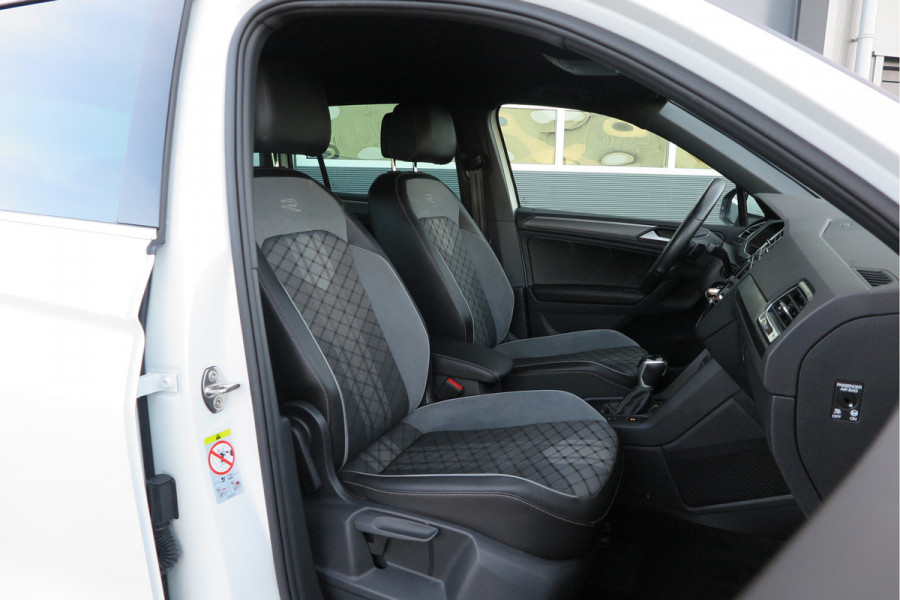 Volkswagen Tiguan 1.5 TSI 150pk DSG 2xR-Line Virtual Cockpit , Trekhaak, Camera , Navi , DAB+ , Carplay , Led verlichting etc.