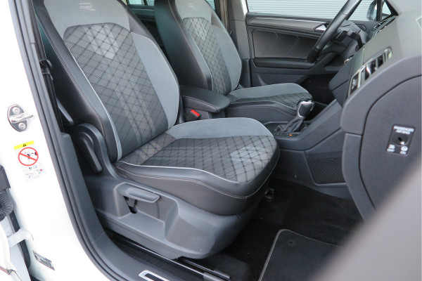 Volkswagen Tiguan 1.5 TSI 150pk DSG 2xR-Line Virtual Cockpit , Trekhaak, Camera , Navi , DAB+ , Carplay , Led verlichting etc.