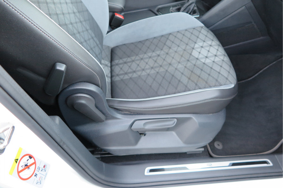 Volkswagen Tiguan 1.5 TSI 150pk DSG 2xR-Line Virtual Cockpit , Trekhaak, Camera , Navi , DAB+ , Carplay , Led verlichting etc.