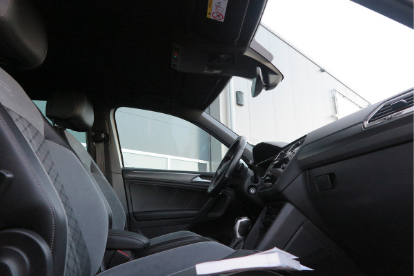 Volkswagen Tiguan 1.5 TSI 150pk DSG 2xR-Line Virtual Cockpit , Trekhaak, Camera , Navi , DAB+ , Carplay , Led verlichting etc.