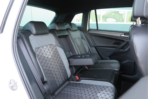 Volkswagen Tiguan 1.5 TSI 150pk DSG 2xR-Line Virtual Cockpit , Trekhaak, Camera , Navi , DAB+ , Carplay , Led verlichting etc.