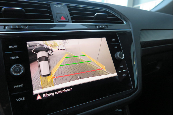 Volkswagen Tiguan 1.5 TSI 150pk DSG 2xR-Line Virtual Cockpit , Trekhaak, Camera , Navi , DAB+ , Carplay , Led verlichting etc.