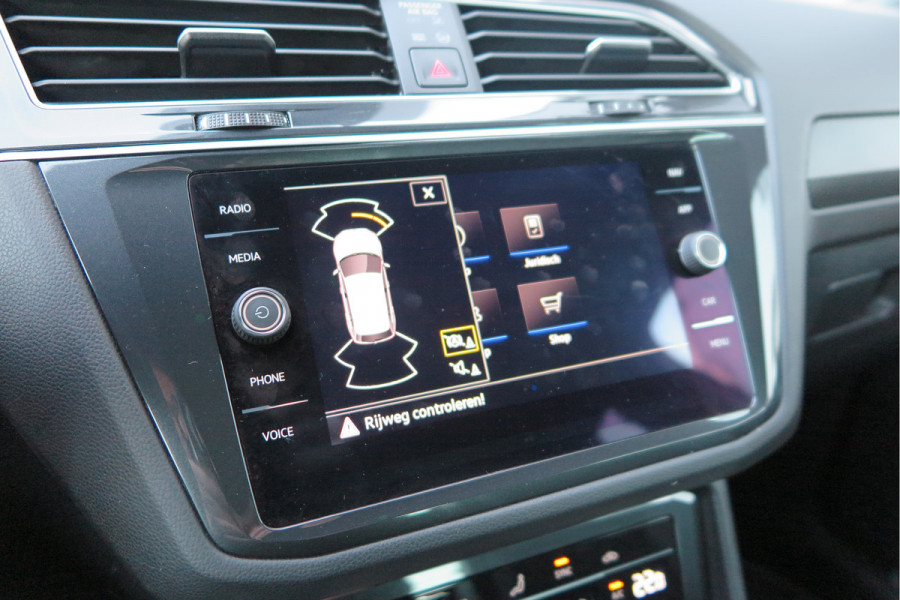 Volkswagen Tiguan 1.5 TSI 150pk DSG 2xR-Line Virtual Cockpit , Trekhaak, Camera , Navi , DAB+ , Carplay , Led verlichting etc.