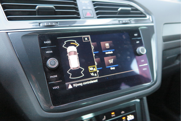 Volkswagen Tiguan 1.5 TSI 150pk DSG 2xR-Line Virtual Cockpit , Trekhaak, Camera , Navi , DAB+ , Carplay , Led verlichting etc.