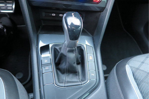 Volkswagen Tiguan 1.5 TSI 150pk DSG 2xR-Line Virtual Cockpit , Trekhaak, Camera , Navi , DAB+ , Carplay , Led verlichting etc.