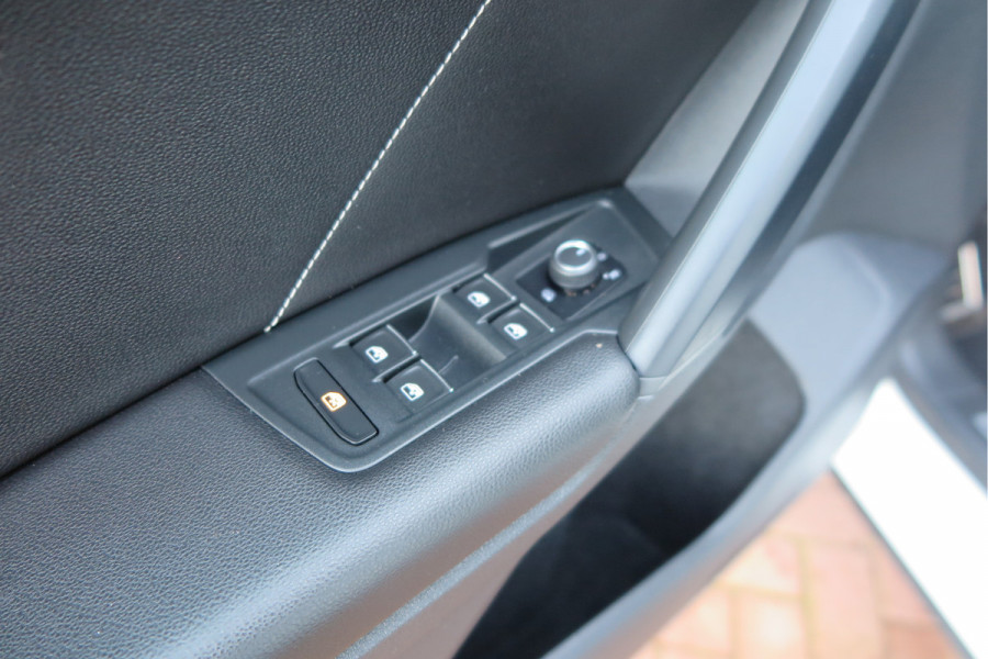 Volkswagen Tiguan 1.5 TSI 150pk DSG 2xR-Line Virtual Cockpit , Trekhaak, Camera , Navi , DAB+ , Carplay , Led verlichting etc.