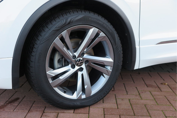 Volkswagen Tiguan 1.5 TSI 150pk DSG 2xR-Line Virtual Cockpit , Trekhaak, Camera , Navi , DAB+ , Carplay , Led verlichting etc.