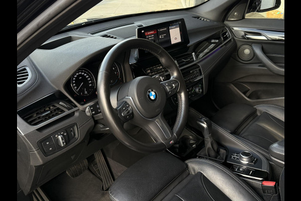 BMW X1 xDrive25e M SPORT | PANORAMA | ELEKTR. STOELEN | HARMAN KARDON | LEDER | 19 INCH LM VELGEN | TREKHAAK |