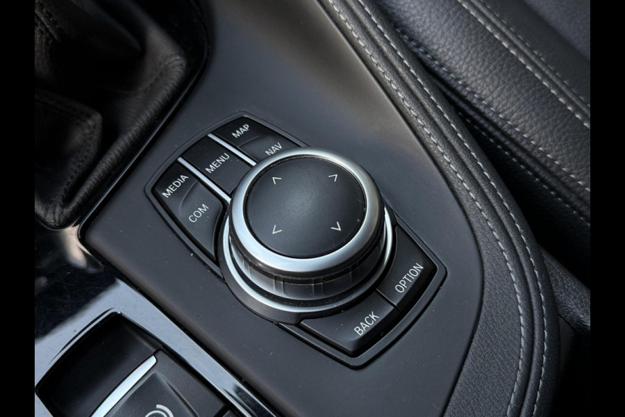 BMW X1 xDrive25e M SPORT | PANORAMA | ELEKTR. STOELEN | HARMAN KARDON | LEDER | 19 INCH LM VELGEN | TREKHAAK |