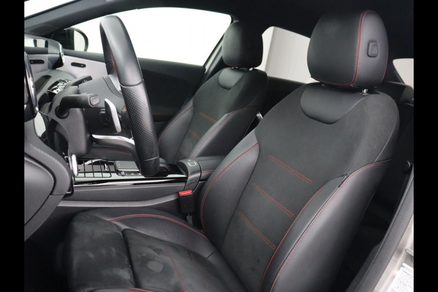 Mercedes-Benz A-Klasse 250e AMG Limited | Carplay | Stoelverwarming | Camera | Leder/Alcantara | Navigatie | Park Assist | Sfeerverlichting | Full LED | Climate control | Widescreen | Cruise control | PHEV | Plug In