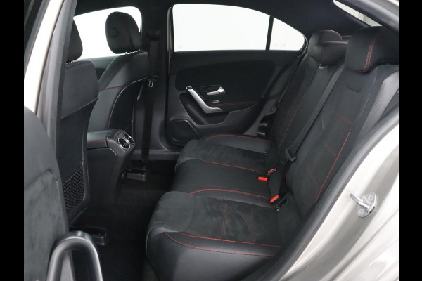 Mercedes-Benz A-Klasse 250e AMG Limited | Carplay | Stoelverwarming | Camera | Leder/Alcantara | Navigatie | Park Assist | Sfeerverlichting | Full LED | Climate control | Widescreen | Cruise control | PHEV | Plug In