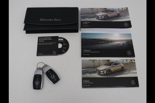 Mercedes-Benz A-Klasse 250e AMG Limited | Carplay | Stoelverwarming | Camera | Leder/Alcantara | Navigatie | Park Assist | Sfeerverlichting | Full LED | Climate control | Widescreen | Cruise control | PHEV | Plug In