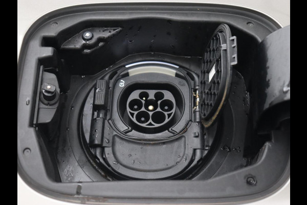 Mercedes-Benz A-Klasse 250e AMG Limited | Carplay | Stoelverwarming | Camera | Leder/Alcantara | Navigatie | Park Assist | Sfeerverlichting | Full LED | Climate control | Widescreen | Cruise control | PHEV | Plug In