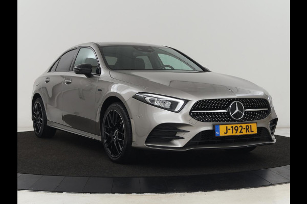 Mercedes-Benz A-Klasse 250e AMG Limited | Carplay | Stoelverwarming | Camera | Leder/Alcantara | Navigatie | Park Assist | Sfeerverlichting | Full LED | Climate control | Widescreen | Cruise control | PHEV | Plug In