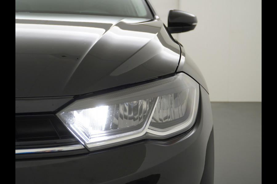 Volkswagen Polo T 96PK Navi Digi-Cockpit-Pro Adaptive-Cr. Apple Carplay Android App-Connect Dual-ECC PDC Stoel-Verwarmd Navi Life Business Lane-Assist Isofix Voicecommand DAB Front assist ChroomPack. Lmv 2/3Deelbare a-Bank 1e Eigenaar Origineel Nederlandse Auto EURO 6 € 25.430 nieuw!