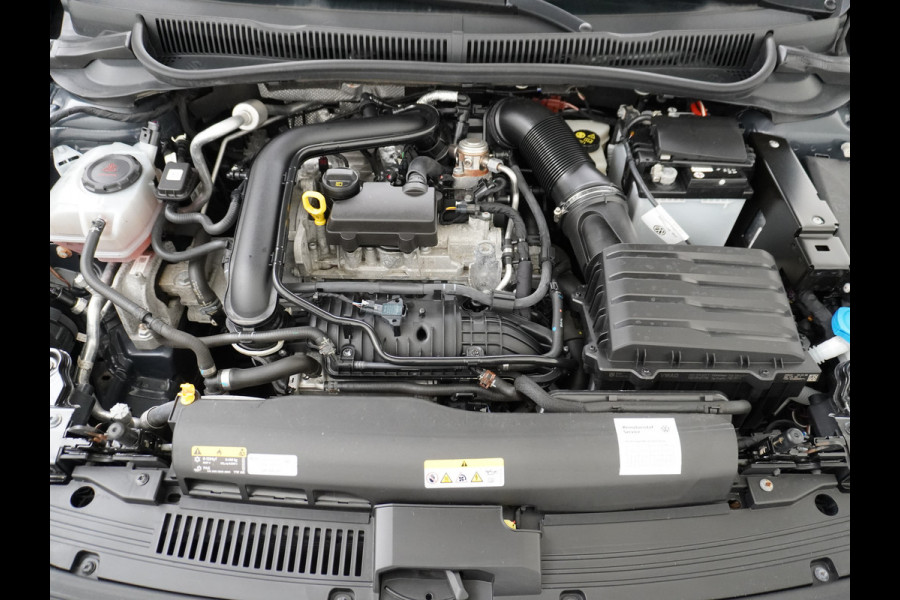 Volkswagen Polo T 96PK Navi Digi-Cockpit-Pro Adaptive-Cr. Apple Carplay Android App-Connect Dual-ECC PDC Stoel-Verwarmd Navi Life Business Lane-Assist Isofix Voicecommand DAB Front assist ChroomPack. Lmv 2/3Deelbare a-Bank 1e Eigenaar Origineel Nederlandse Auto EURO 6 € 25.430 nieuw!