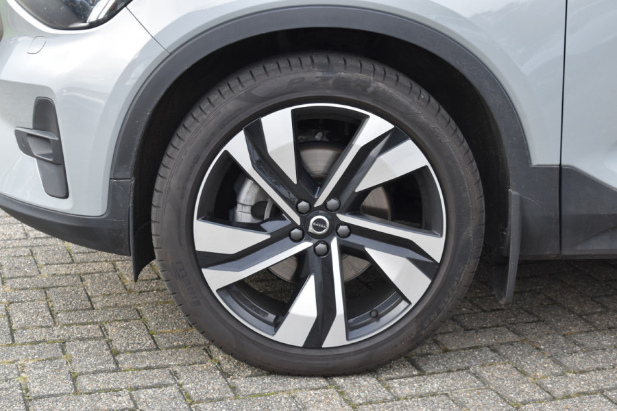 Volvo XC40 B4 211PK Automaat Core | ACC | 20"LMV | Trekhaak | BLIS | All season | Camera | Stoelverwarming | Stuurverwarming |