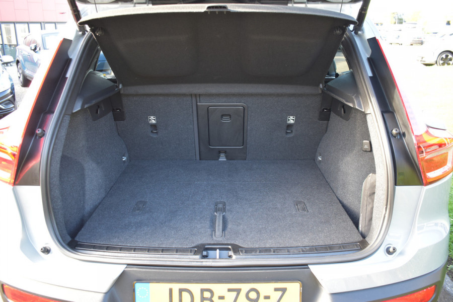 Volvo XC40 B4 211PK Automaat Core | ACC | 20"LMV | Trekhaak | BLIS | All season | Camera | Stoelverwarming | Stuurverwarming |