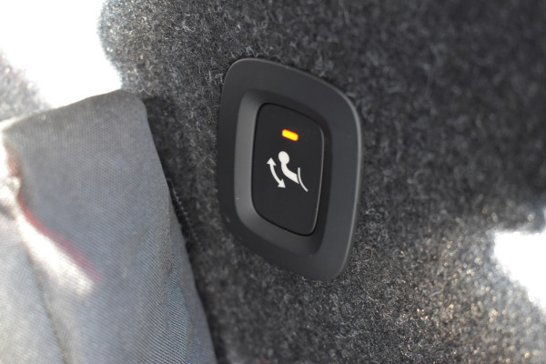 Volvo XC40 B4 211PK Automaat Core | ACC | 20"LMV | Trekhaak | BLIS | All season | Camera | Stoelverwarming | Stuurverwarming |