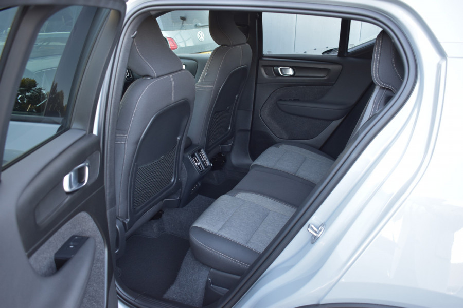 Volvo XC40 B4 211PK Automaat Core | ACC | 20"LMV | Trekhaak | BLIS | All season | Camera | Stoelverwarming | Stuurverwarming |