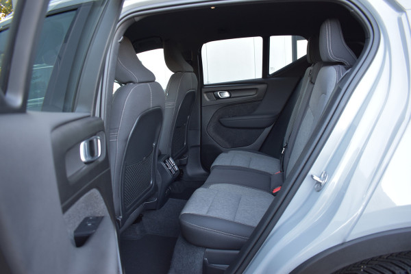 Volvo XC40 B4 211PK Automaat Core | ACC | 20"LMV | Trekhaak | BLIS | All season | Camera | Stoelverwarming | Stuurverwarming |