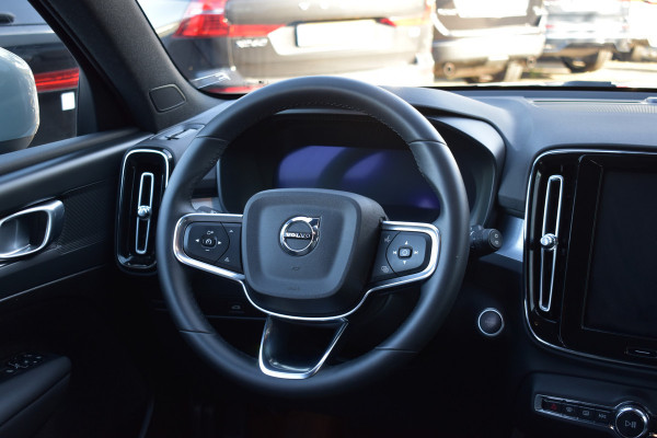 Volvo XC40 B4 211PK Automaat Core | ACC | 20"LMV | Trekhaak | BLIS | All season | Camera | Stoelverwarming | Stuurverwarming |