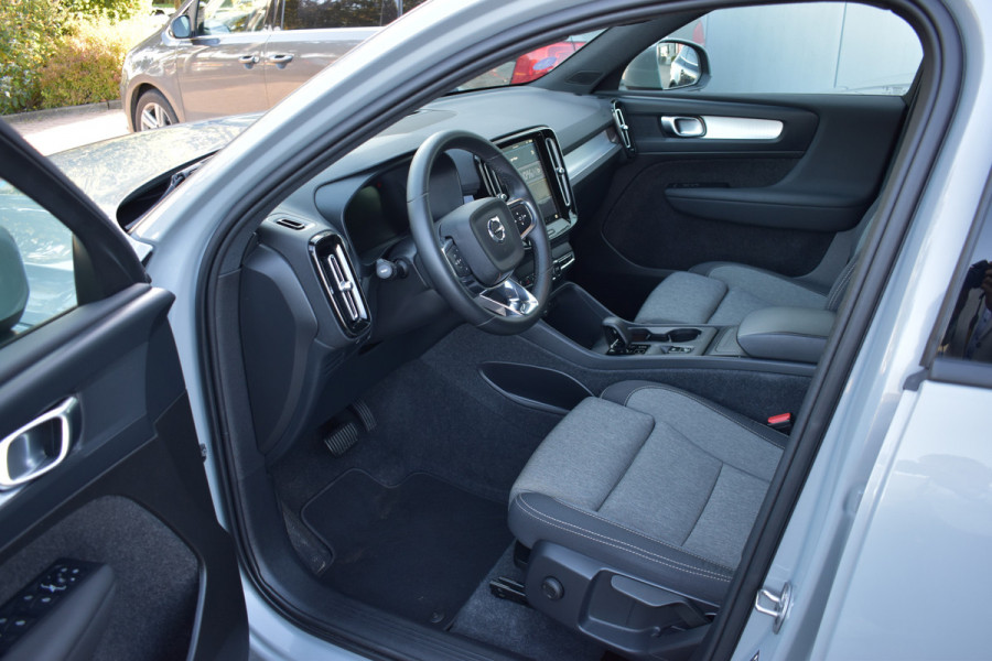 Volvo XC40 B4 211PK Automaat Core | ACC | 20"LMV | Trekhaak | BLIS | All season | Camera | Stoelverwarming | Stuurverwarming |
