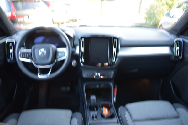 Volvo XC40 B4 211PK Automaat Core | ACC | 20"LMV | Trekhaak | BLIS | All season | Camera | Stoelverwarming | Stuurverwarming |