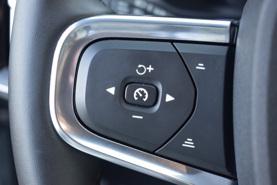 Volvo XC40 B4 211PK Automaat Core | ACC | 20"LMV | Trekhaak | BLIS | All season | Camera | Stoelverwarming | Stuurverwarming |