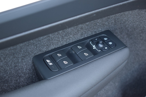 Volvo XC40 B4 211PK Automaat Core | ACC | 20"LMV | Trekhaak | BLIS | All season | Camera | Stoelverwarming | Stuurverwarming |