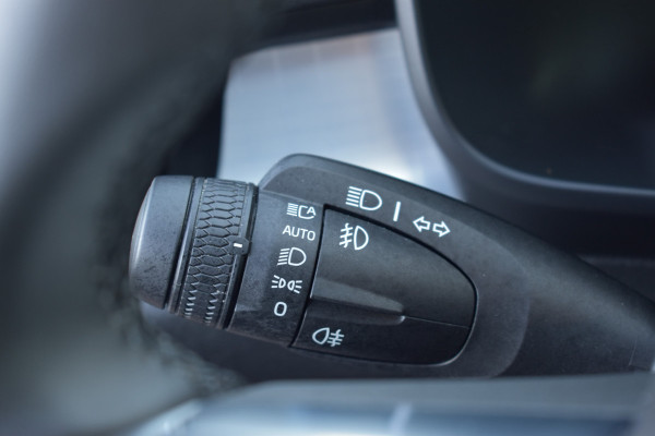 Volvo XC40 B4 211PK Automaat Core | ACC | 20"LMV | Trekhaak | BLIS | All season | Camera | Stoelverwarming | Stuurverwarming |