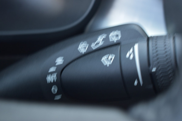 Volvo XC40 B4 211PK Automaat Core | ACC | 20"LMV | Trekhaak | BLIS | All season | Camera | Stoelverwarming | Stuurverwarming |