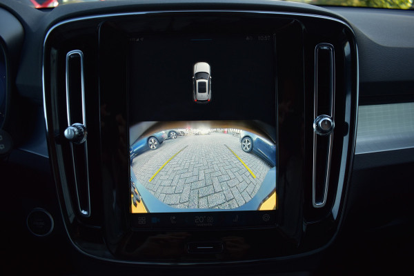 Volvo XC40 B4 211PK Automaat Core | ACC | 20"LMV | Trekhaak | BLIS | All season | Camera | Stoelverwarming | Stuurverwarming |