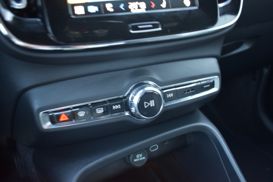 Volvo XC40 B4 211PK Automaat Core | ACC | 20"LMV | Trekhaak | BLIS | All season | Camera | Stoelverwarming | Stuurverwarming |